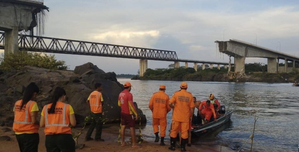 Empresas donas de caminhões com ácido e agrotóxicos são notificadas para retirar cargas do rio após queda de ponte, diz Ibama