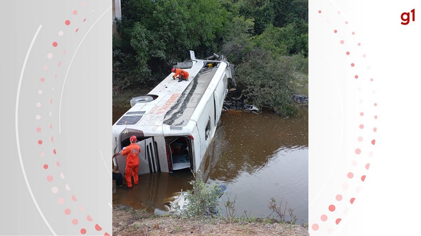 Mortos após ônibus cair de ponte dentro de rio são uma idosa de 70 anos e os dois motoristas do veículo