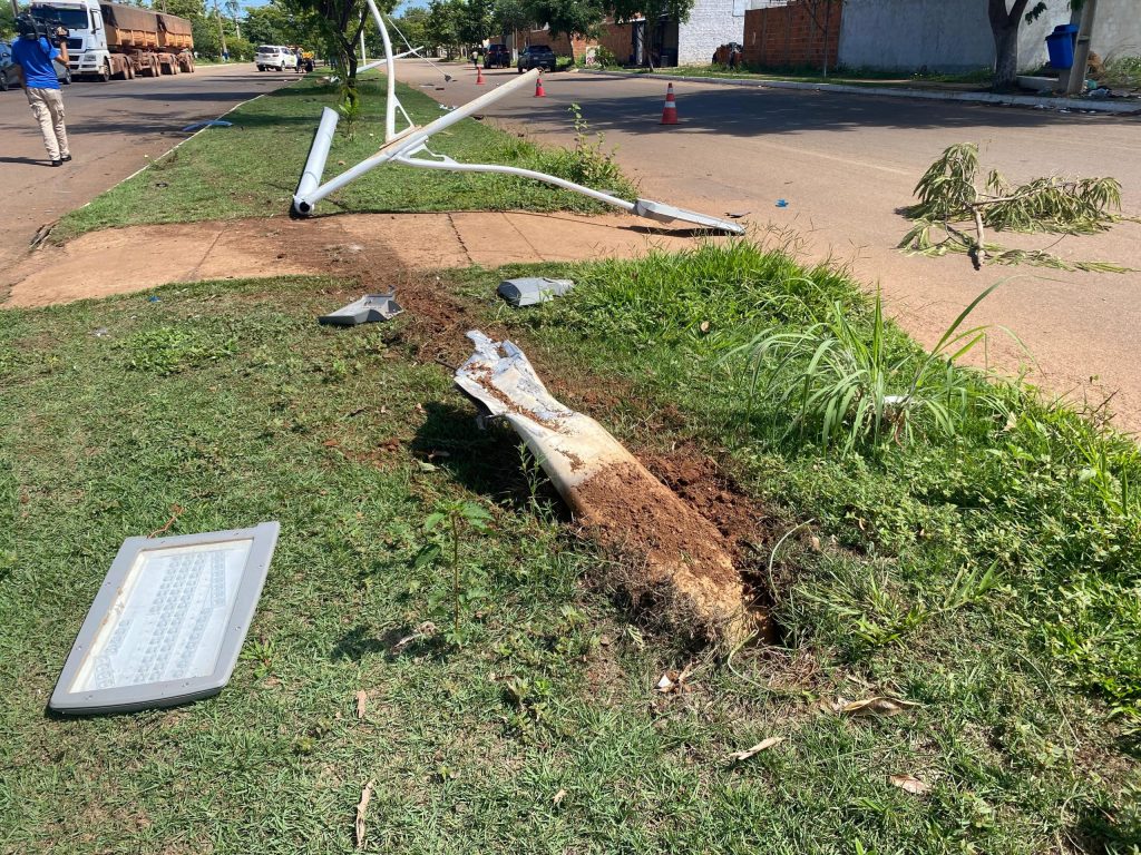 Suspeito de derrubar postes ao dirigir embriagado é mecânico e teria furtado carro deixado em oficina para conserto