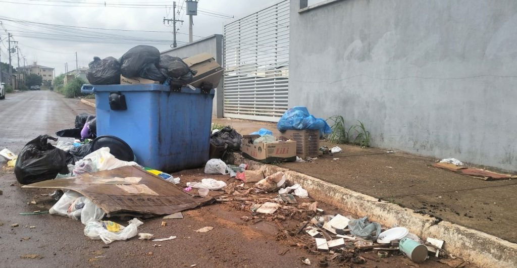 Lixo transborda e deixa mau cheiro em ruas e avenidas de Palmas após paralisação do serviço: ‘Insuportável’, diz moradora