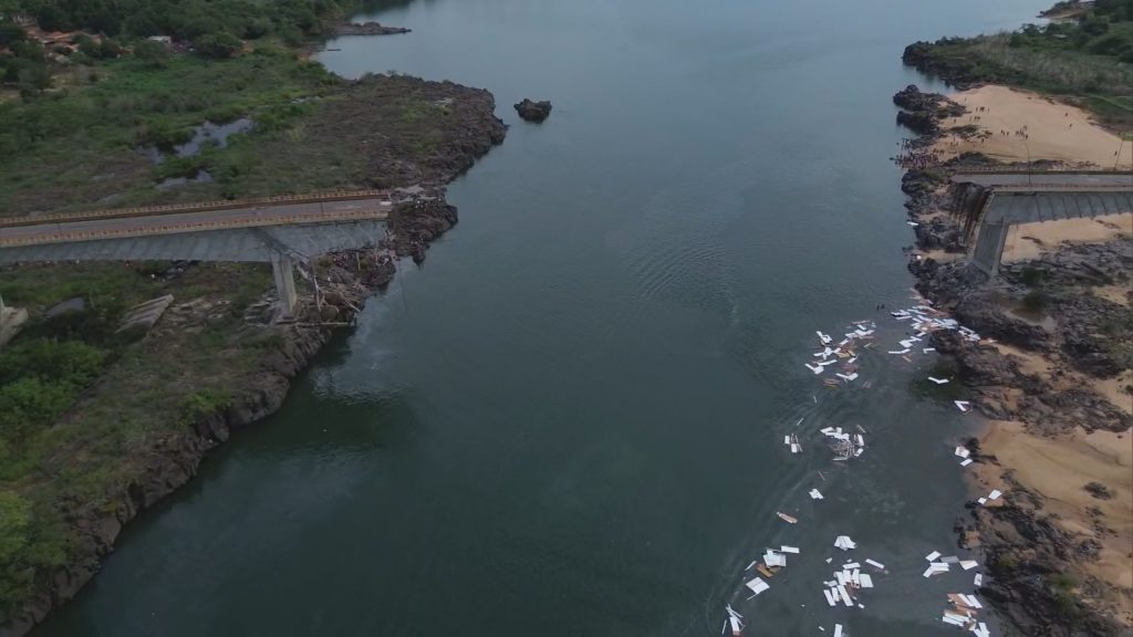 Carro está há um mês preso em fenda de ponte que desabou entre Tocantins e Maranhão