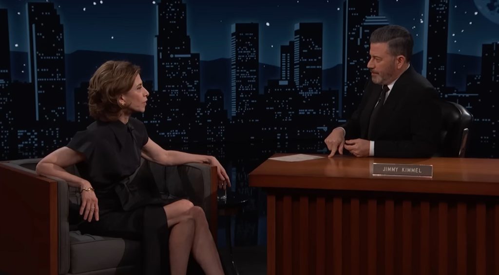 No Jimmy Kimmel, Fernanda Torres brinca sobre revista no aeroporto: ‘É um Globo de Ouro’