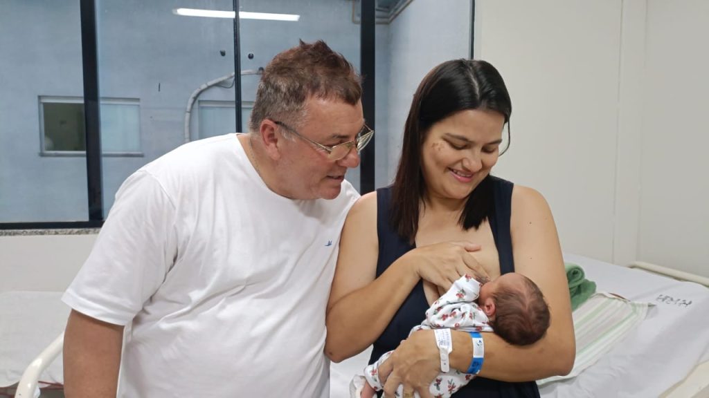 Mulher descobre gravidez ao entrar em trabalho de parto e tem bebê dentro de carro durante viagem: ‘Misto de emoções’
