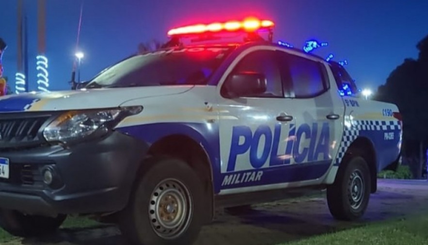 Homem morre após ser atacado com mais de 20 facadas e cair na frente da casa da avó, diz PM