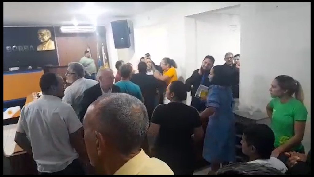 Vereador é condenado a prestar serviços à comunidade e pagar R$ 15 mil por xingar ex-vereadora durante sessão