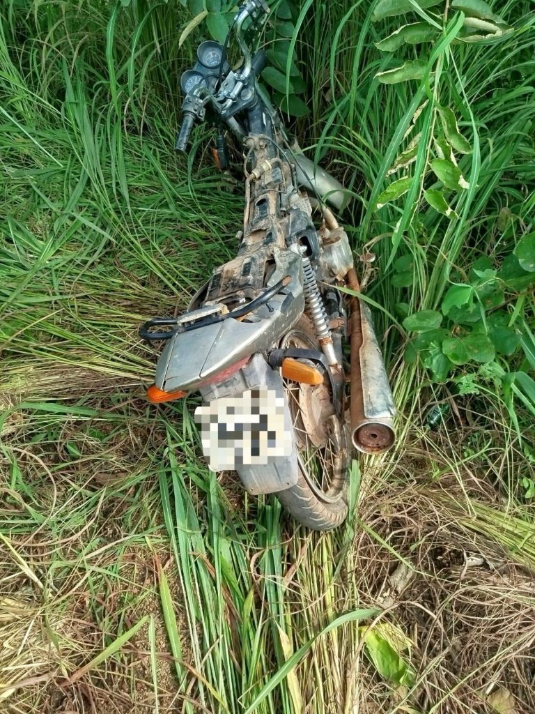 Motos com peças faltando são encontradas em matagal durante roçagem