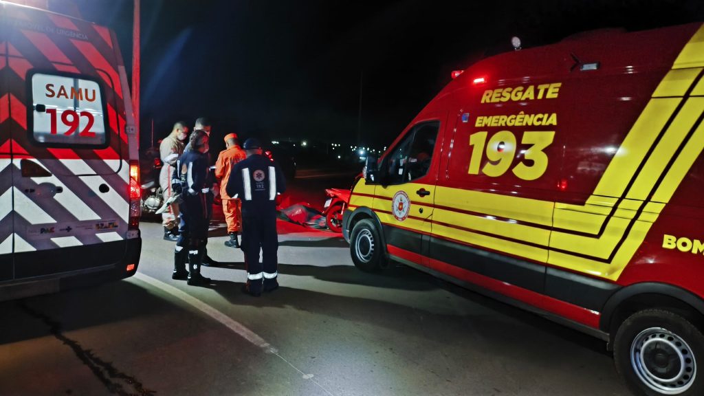 Mulher morre após tentar fazer curva em rotatória e cair de moto, diz PM