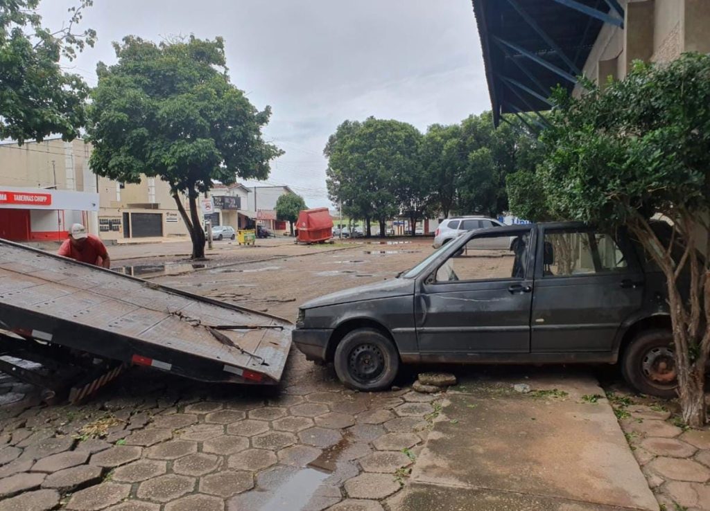Carros abandonados em ruas e calçadas de Gurupi serão retirados pela prefeitura; saiba como denunciar