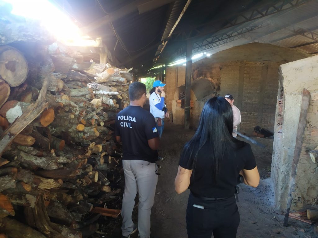 Polícia faz buscas após receber informações de que homem jogou corpo de mulher desaparecida em fornalha de cerâmica