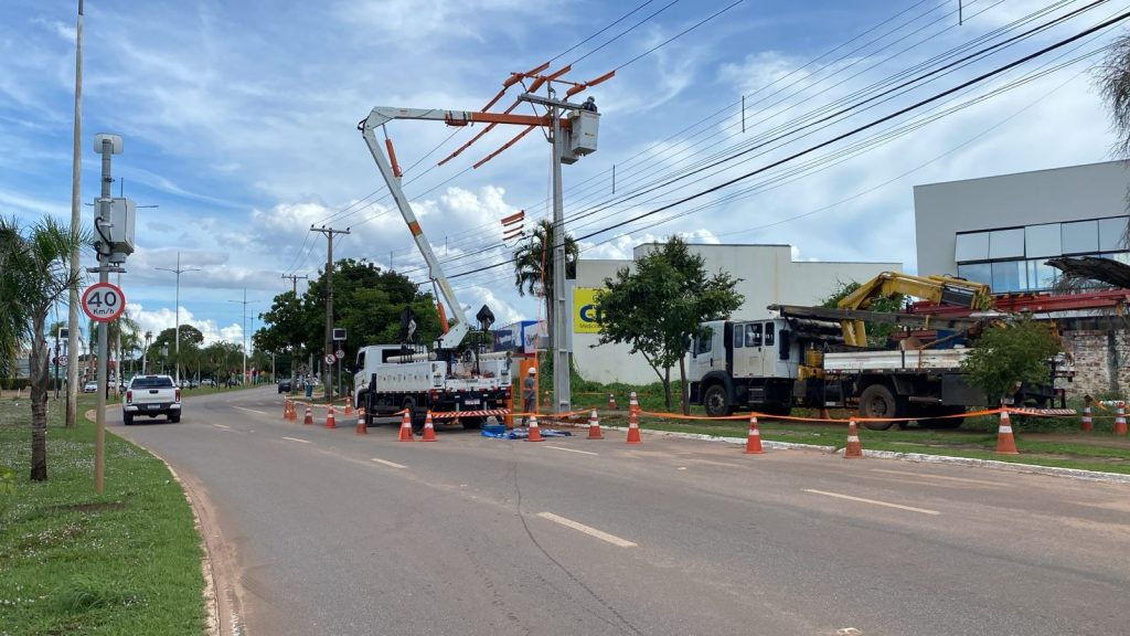 Postes precisam ser substituídos após acidentes em duas avenidas de Palmas