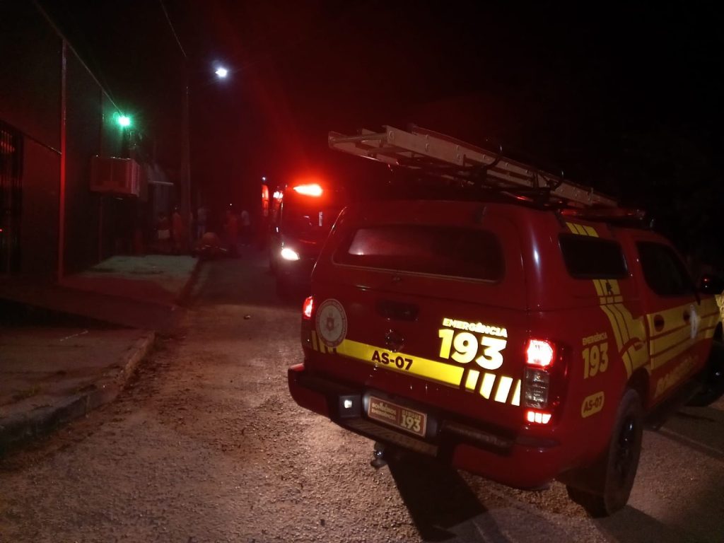 Servidor público morre no hospital após perder controle de moto e bater em poste