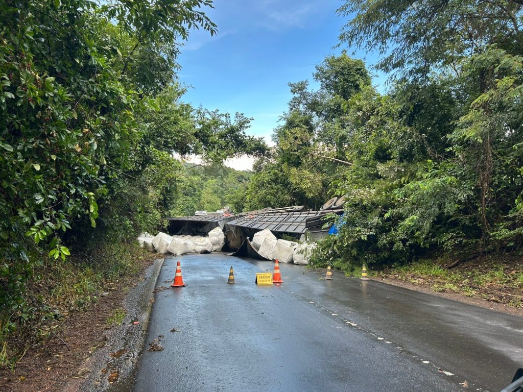 TO-336 é parcialmente liberada após caminhão bater em carro e fica atravessado em rodovia; uma pessoa morreu