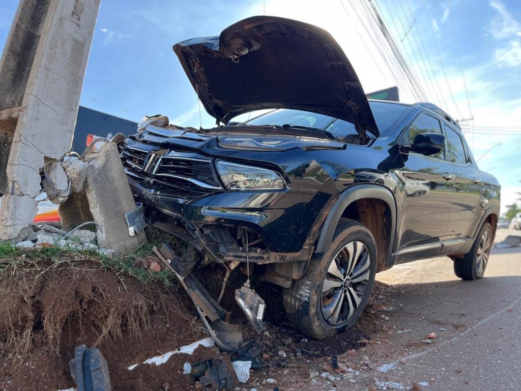 Caminhonete fica com a frente destruída após quebrar poste em avenida de Palmas