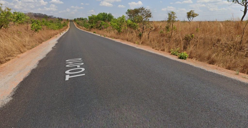Motociclista morre após ser atingida por carro e ter corpo arremessado a 50 metros do local do acidente, diz PM