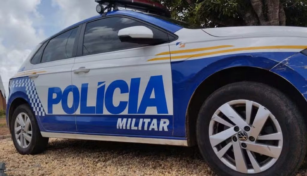 Mulher é encontrada morta dentro de casa abandonada e homem é preso suspeito de feminicídio, diz PM