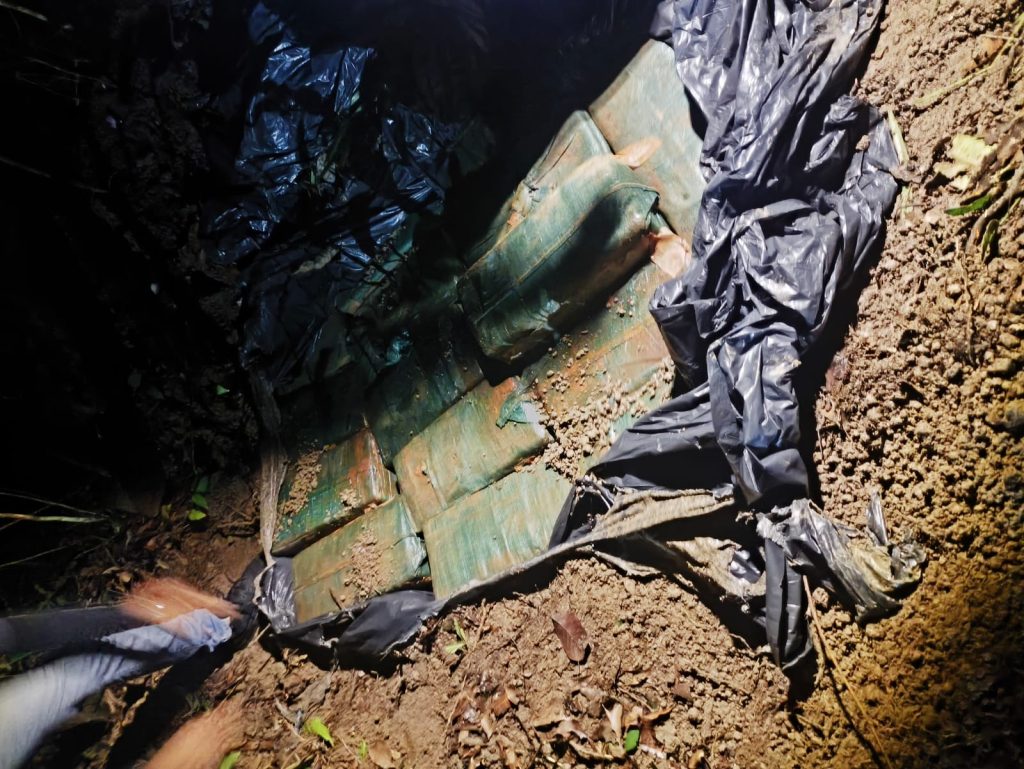 Polícia encontra 500 kg de cocaína enterrados após apreensão de avião em Dueré