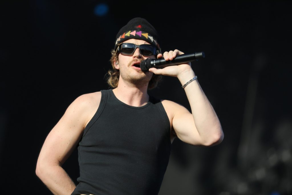 Djo quer ser cantor sério, mas no Lolla provou que ainda é ator de ‘Stranger Things’ e one-hit wonder de TikTok