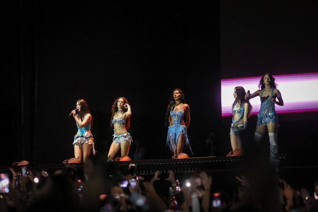 KATSEYE entrega show com coreografias impecáveis para bom público no Lolla, mas nada além
