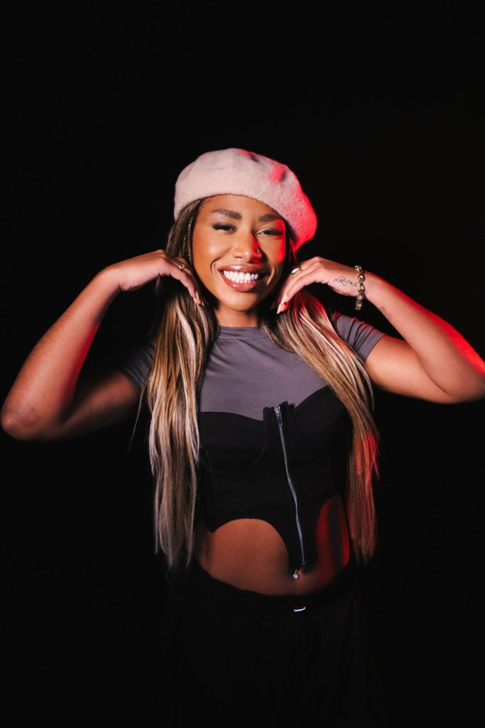 Ebony fala de feat com Anitta em novo álbum: ‘É sobre a força da energia feminina’
