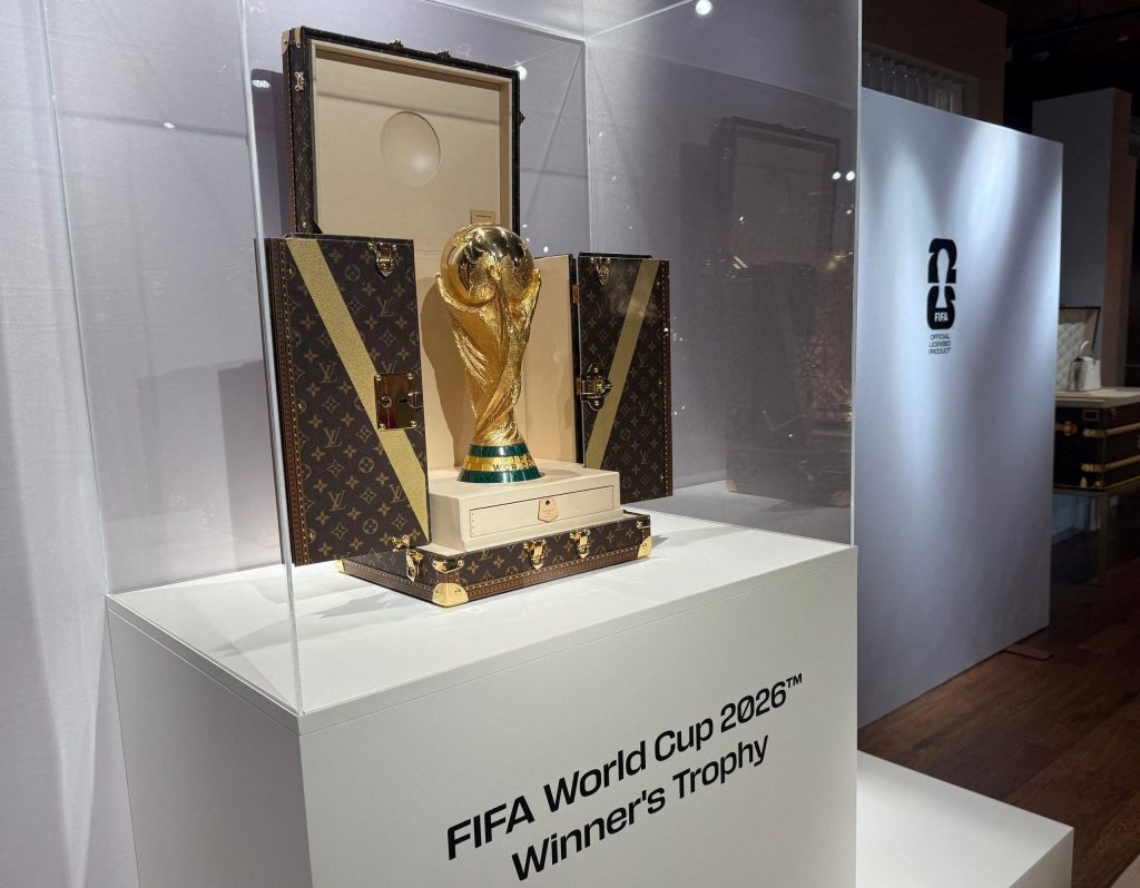 Taça da Copa do Mundo chegará ao estádio da final em um baú personalizado da Louis Vuitton; FOTOS