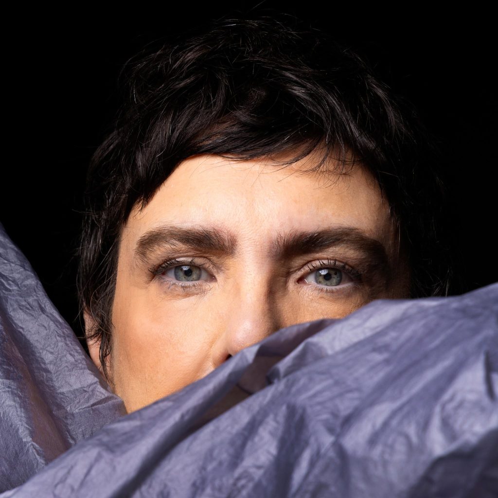 Adriana Calcanhotto debate a poesia na criação da canção em encontro no Rio