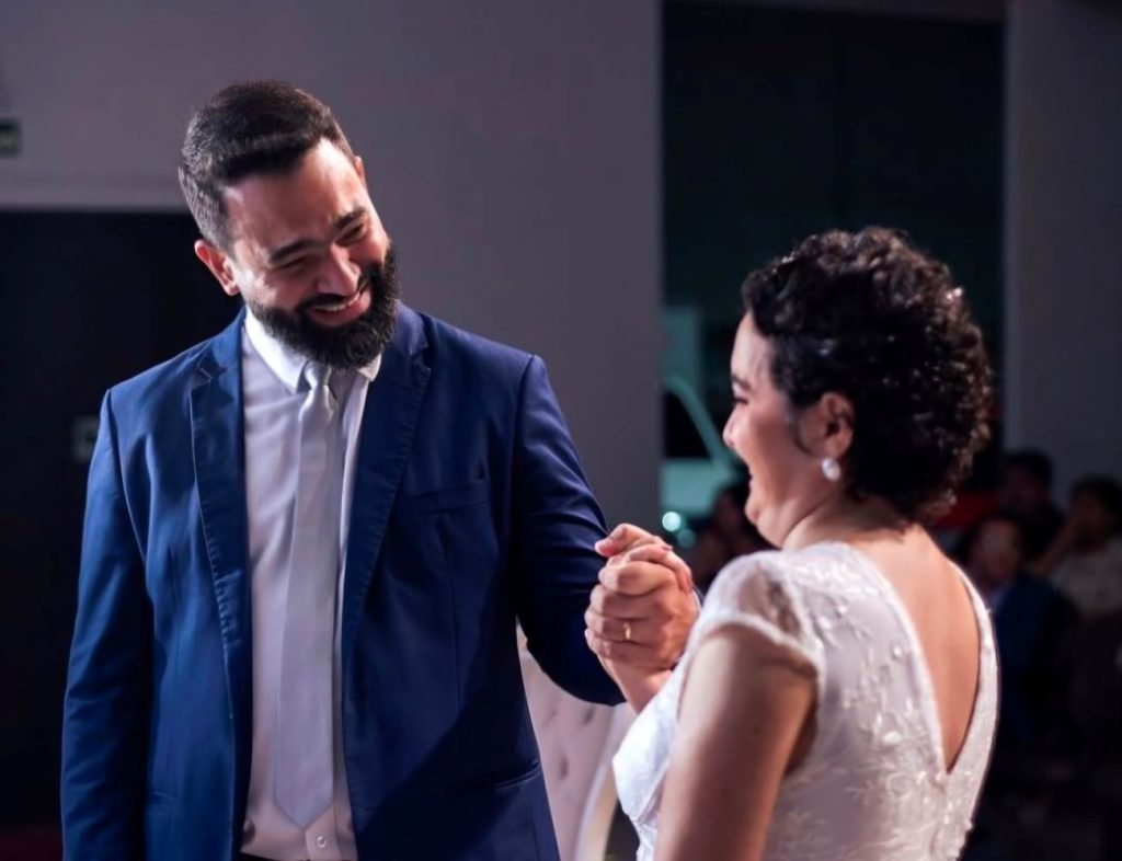 ‘Eu acompanhei e a amei até o fim’, diz marido de professora que morreu após luta contra o câncer