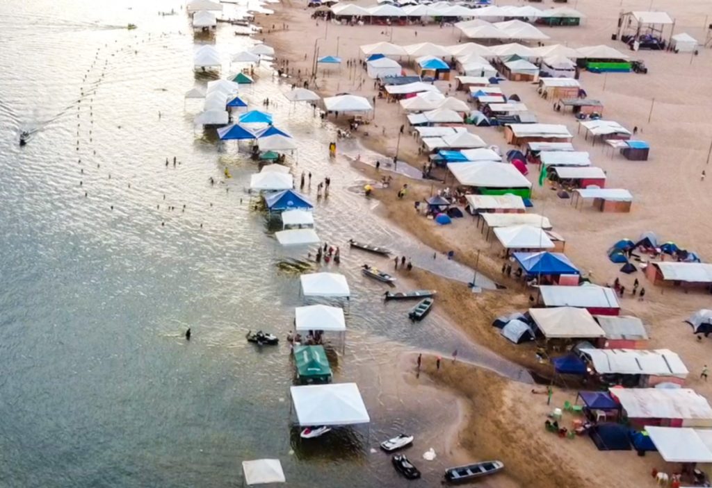 Criança morre após sofrer choque elétrico ao tocar em estrutura metálica de barraca em praia no TO, diz polícia