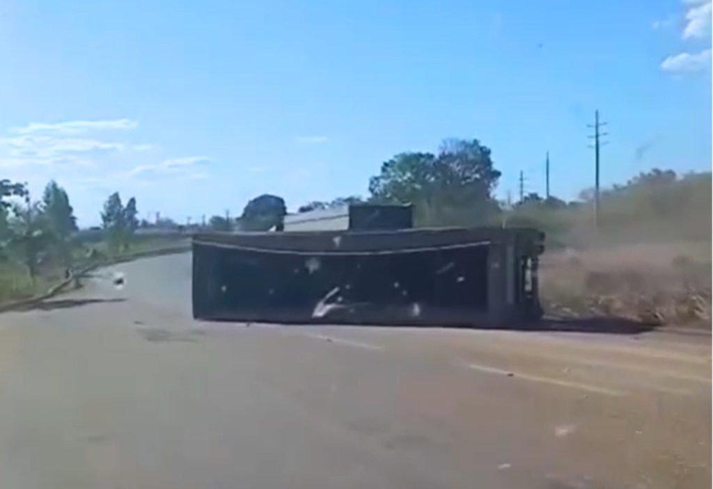 Carreta carregada de milho tomba após motorista tentar ultrapassagem na BR-010; VÍDEO