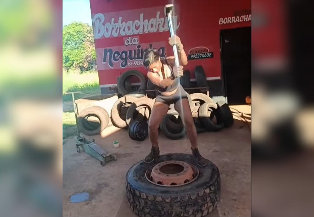 Mulher que viralizou com trabalho pesado em borracharia diz que atividade ajudou durante luto do filho