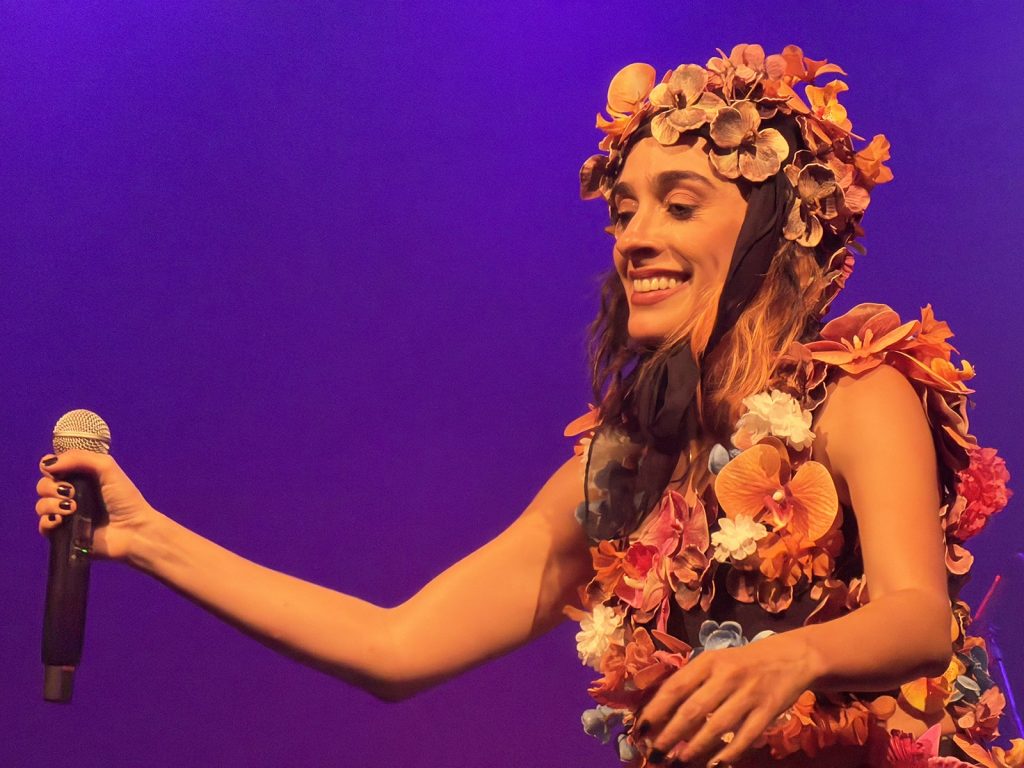 Sedenta de vida e de sonho, Juliana Linhares reina como grande artista do Brasil no show ‘Até cansar o cansaço’