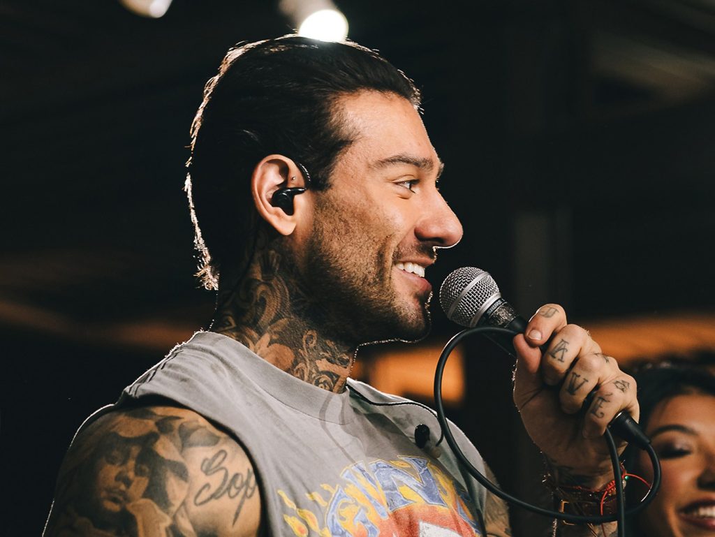 Lucas Lucco traz Nirvana, Coldplay, Red Hot Chili Peppers e Limp Bizkit para o universo do piseiro no álbum ‘Deu rock’