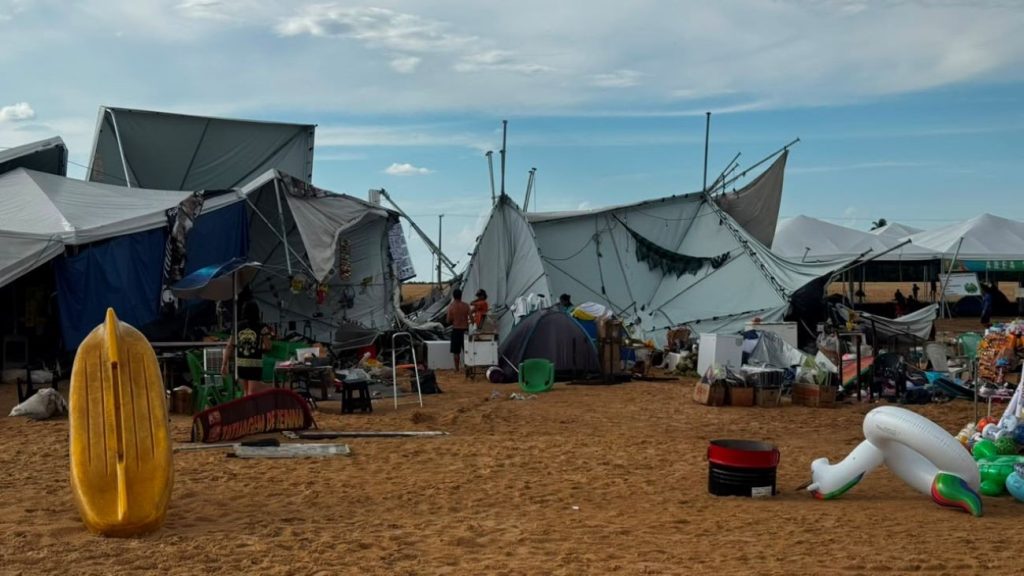 Temporal derruba barracas e assusta turistas em praia no Tocantins