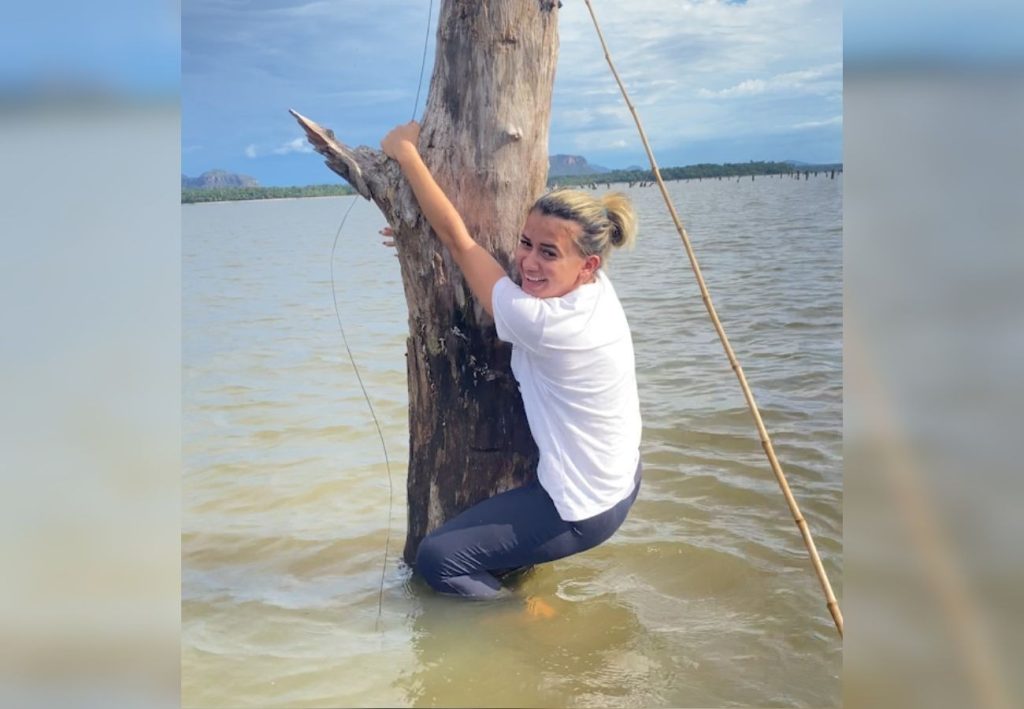 Influenciadora fica pendurada em tronco durante pescaria em rio no TO e diverte internautas: ‘Canoa não tem freio’; VÍDEO