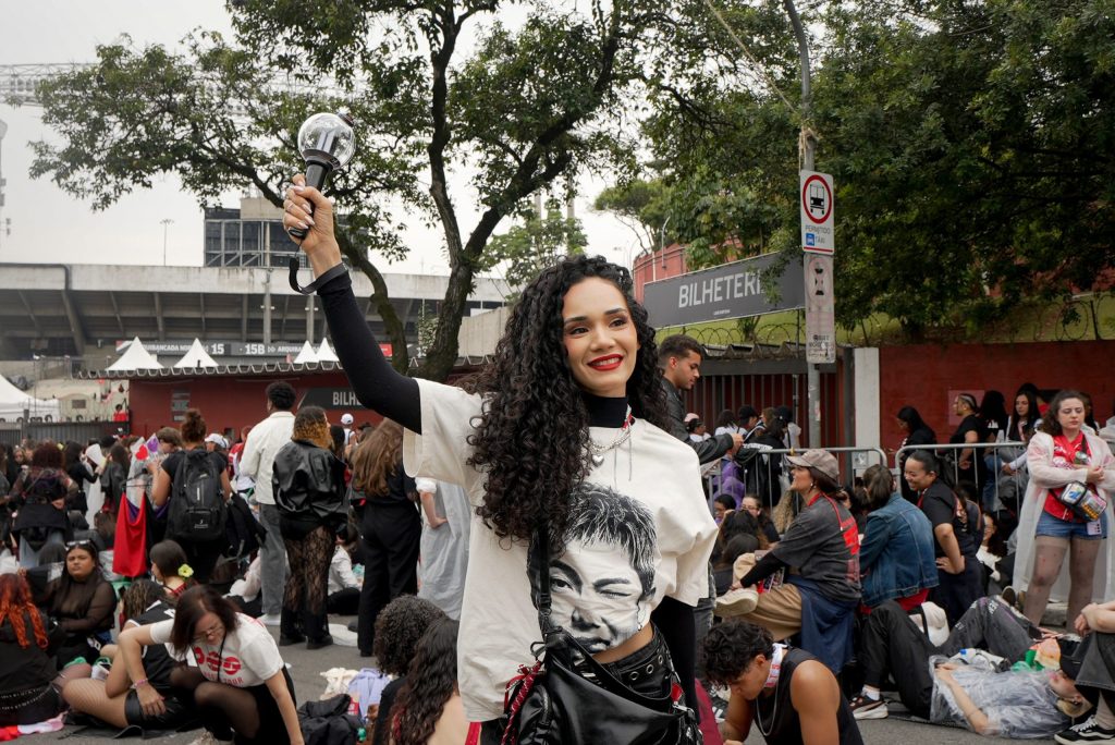 Idosas, mães e filhas e fãs com roupas tradicionais coreanas: BTS reúne diferentes gerações em fila para show